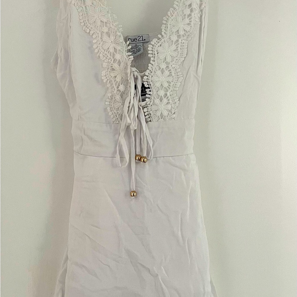 New white jumper. Never worn. Adjustable tied straps